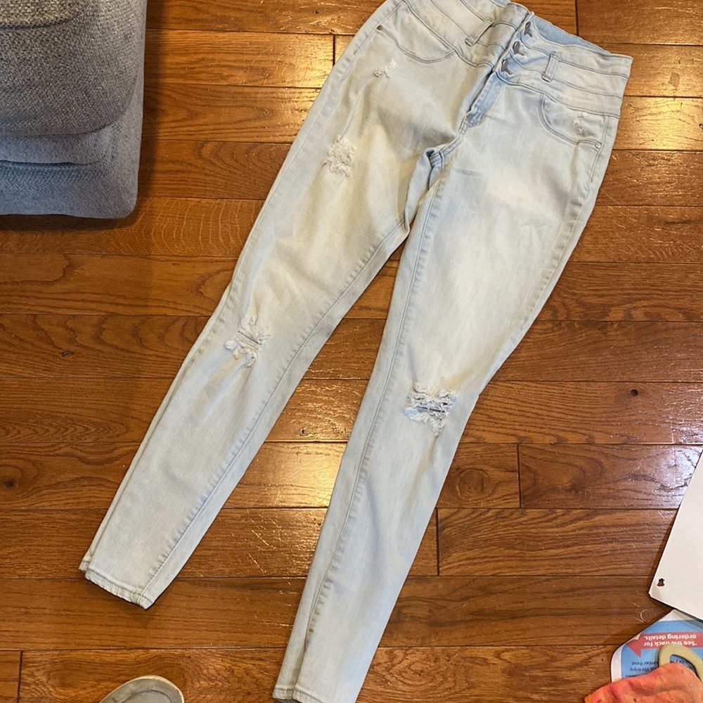 Refuge size 8 highwaisted distressed skinny jeans, light wash - Picture 2 of 7